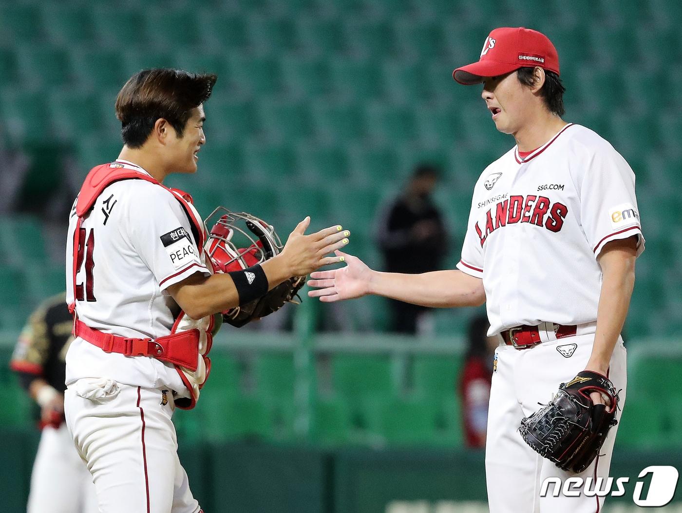 본문 이미지 - 20일 오후 인천시 미추홀구 SSG 랜더스필드에서 열린 프로야구 '2022 신한은행 SOL KBO리그' kt 위즈와 SSG 랜더스의 경기, 4대2로 승리를 거둔 SSG의 포수 김민식과 마무리 문승원이 승리의 기쁨을 나누고 있다. 2022.9.20/뉴스1 ⓒ News1 김진환 기자