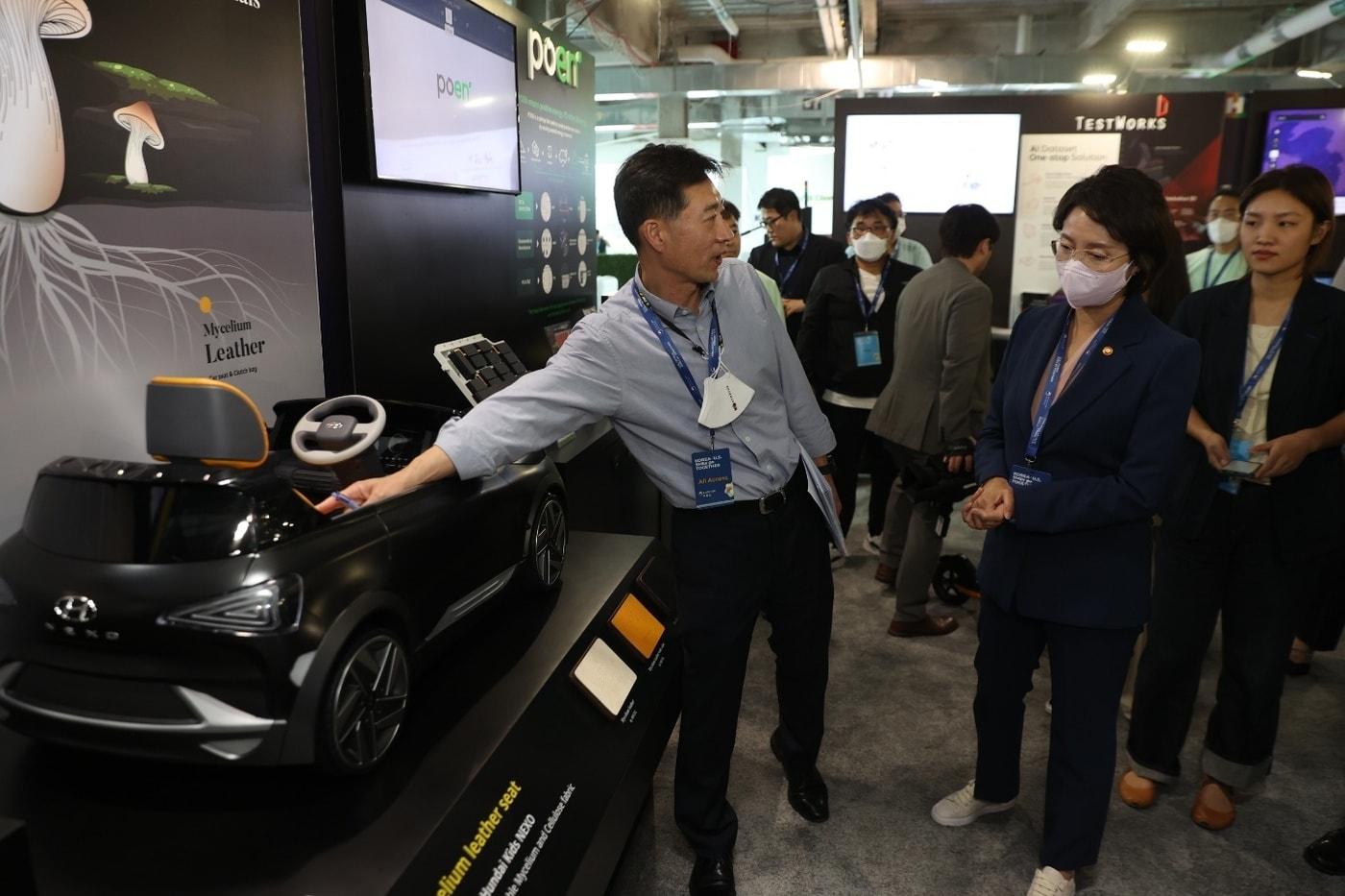 이영 중기부 장관이 한‧미 스타트업 서밋을 찾아 마이셀 등 한국내 스타트업 부스에서 기술 설명을 듣는 모습(중기부 제공)