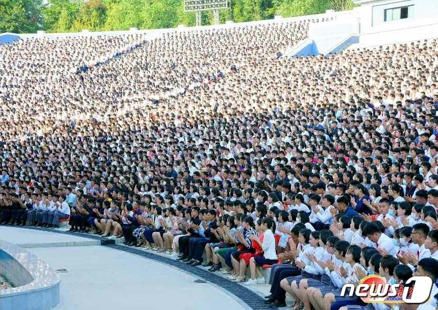 본문 이미지 - (평양 노동신문=뉴스1) = 북한 노동당 기관지 노동신문은 21일 "청년 탄원자들의 순회 연단이 지난 12일부터 20일까지 각지에서 펼쳐졌다"며 "순회 연단 무대들은 당의 부름에 무한히 충실한 애국 청년들의 앙양된 열의를 분출시킨 참신하고 격동적인 정치 사업 마당이었다"라고 보도했다. [국내에서만 사용가능. 재배포 금지. DB 금지. For Use Only in the Republic of Korea. Redistribution Prohibited] rodongphoto@news1.kr