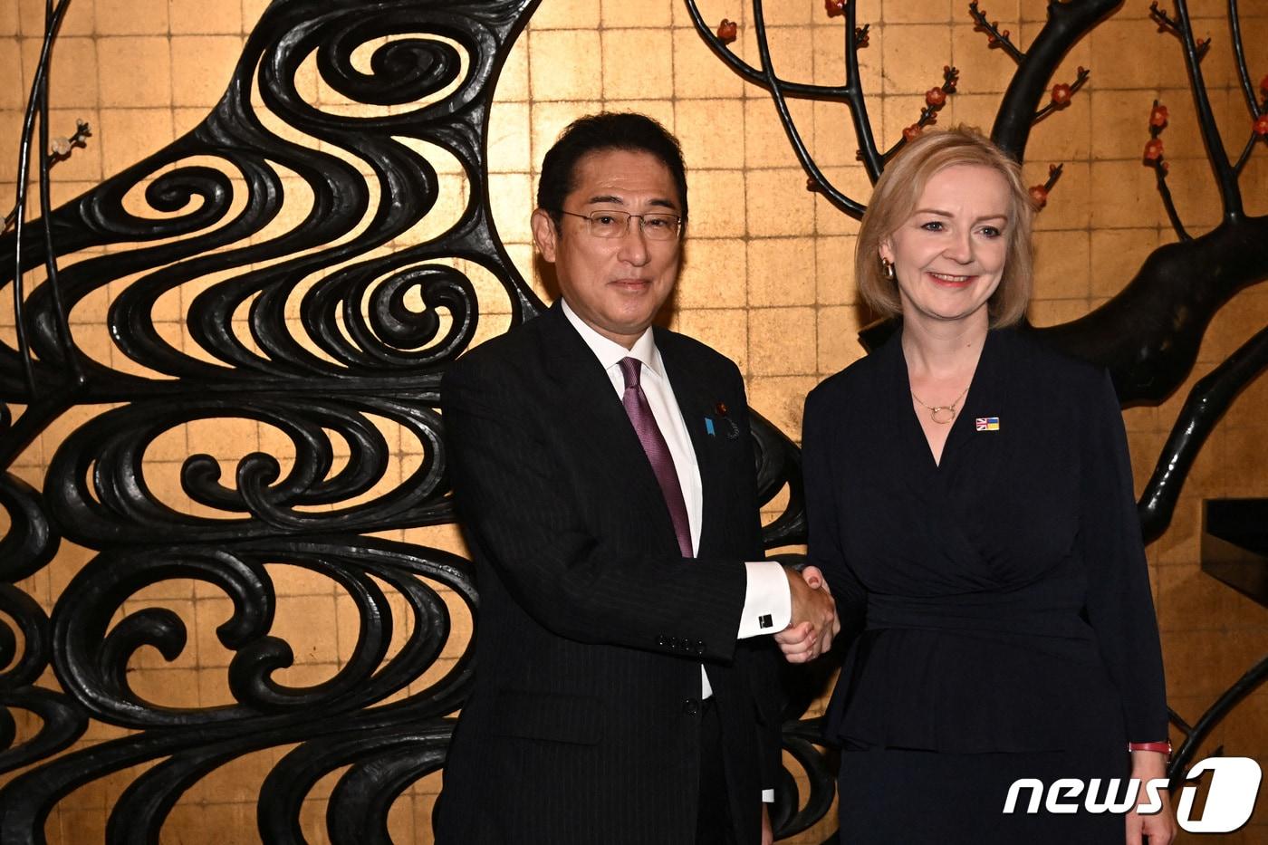 본문 이미지 - 20일(현지시간) 미국 뉴욕 유엔 본부에서 열린 77차 유엔 총회에 참석한 기시다 후미오 일본 총리와 리즈 트러스 영국 총리. 22.09.20 ⓒ 로이터=뉴스1 ⓒ News1 김예슬 기자