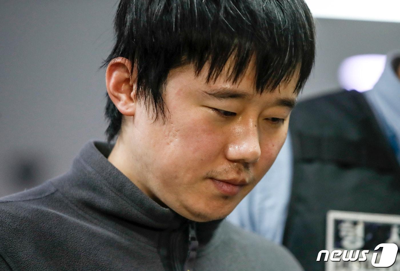 본문 이미지 - '신당역 살인사건' 피의자 전주환이 21일 오전 서울 중구 남대문경철서에서 서울중앙지검으로 송치되고 있다. (공동취재) 2022.9.21/뉴스1 ⓒ News1 임세영 기자