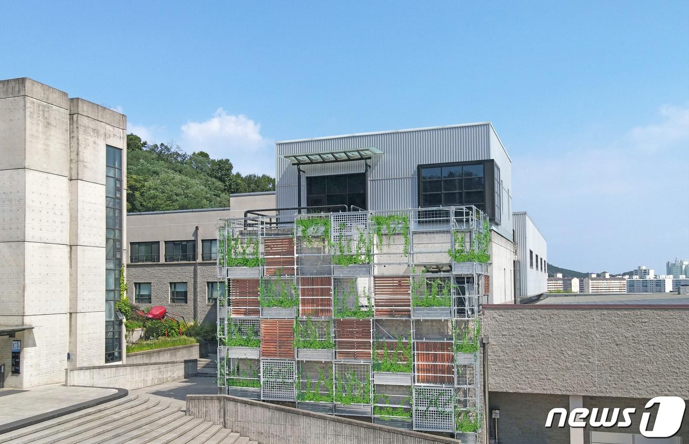 본문 이미지 - ‘2022 경기도 공공디자인 공모전’ 대상작인 ‘건축물 벽면녹화 네이처(NATURE)’ (경기도 제공)/뉴스1