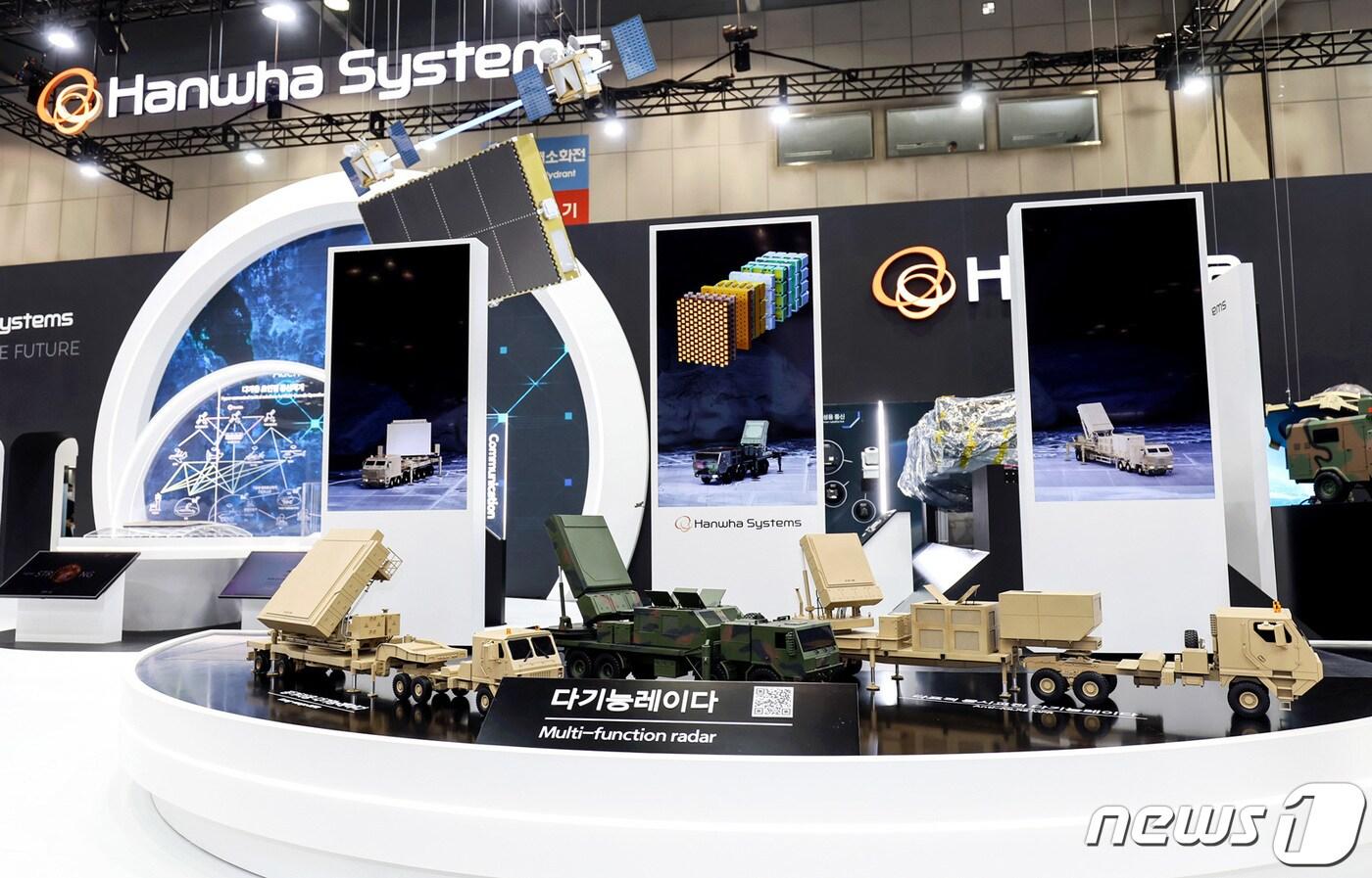 본문 이미지 - 한화 방산계열사가 오는 25일까지 경기도 고양시 킨텍스에서 열리는 ‘대한민국방위산업전 2022(DX KOREA 2022)’에 참가한다고 21일 밝혔다. 한화 방산 3사는 인공지능(AI), 로봇, 레이저 등 미래 기술을 접목한 차세대 무기체계를 대거 선보였다. 사진은 한화시스템 레이다존에 전시된 대공방어레이다 3종(왼쪽부터) 장거리용 다기능레이다, 수출용 다기능레이다, 다표적 동시교전 다기능레이다. (한화방산계열사 제공) 2022.9.21/뉴스1
