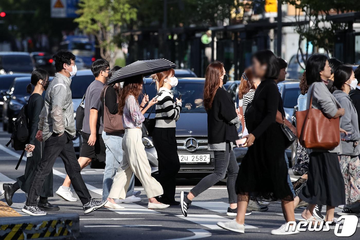 본문 이미지 - 서울 아침기온이 14도까지 떨어진 21일 오전 서울 종로구 세종대로 사거리 횡단보도에서 외투를 입은 시민들이 발걸음을 재촉하고 있다. 기상청은 이날 평년보다 기온이 2~4도 낮고 내륙을 중심으로 일교차가 10도 내외로 크겠다고 예보했다. 2022.9.21/뉴스1 ⓒ News1 이승배 기자