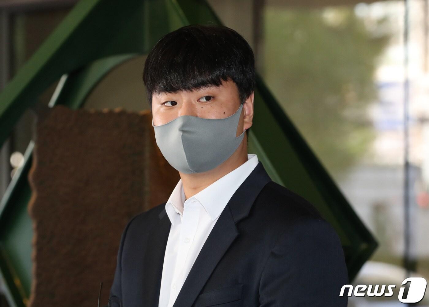 본문 이미지 - 학창시절 후배에게 폭력을 행사한 혐의를 받는 이영하 두산베어스 투수가 21일 서울 마포구 서부지방법원에서 열린 첫 공판에 출석하며 취재진의 질문에 답하고 있다. 2022.9.21/뉴스1 ⓒ News1 이성철 기자