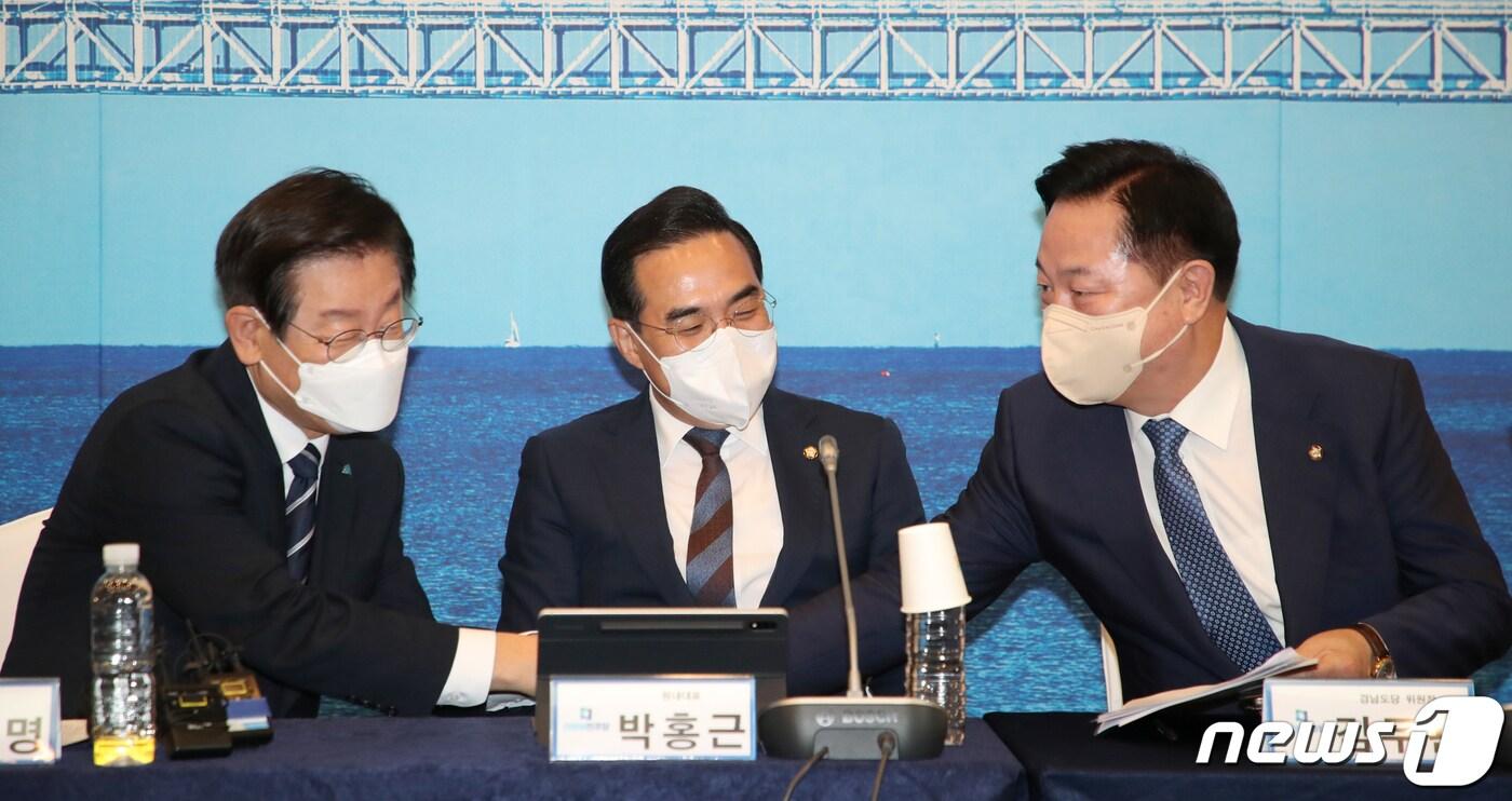 본문 이미지 - 이재명 더불어민주당 대표와 김두관 경남도당 위원장이 1일 부산 해운대구 벡스코에서 열린 '더불어민주당 최고위원회의 및 부산울산경남 예산정책협의회'에서 인사를 나누고 있다. 가운데는 박홍근 원내대표. 2022.9.21/뉴스1 ⓒ News1 김영훈 기자