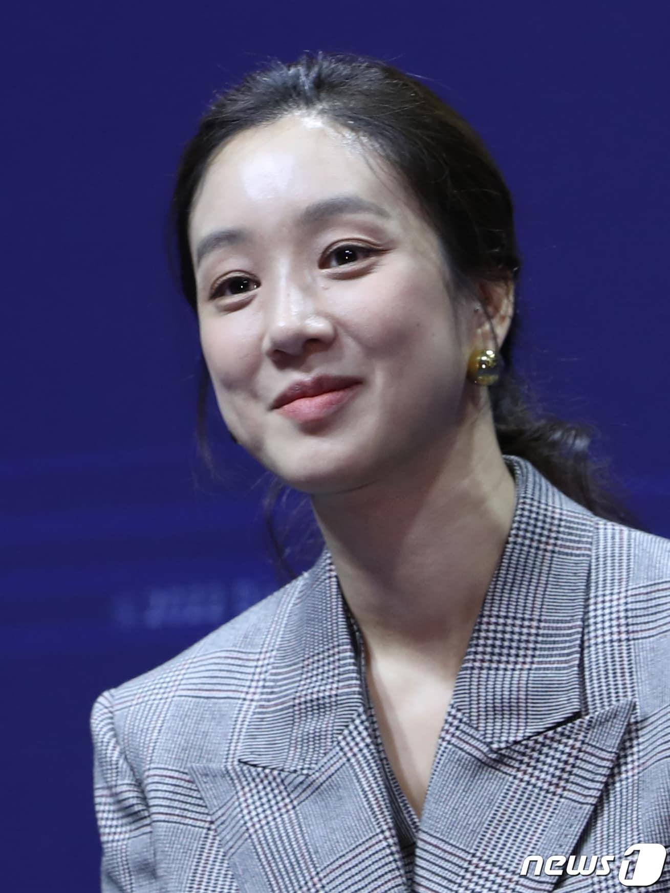 본문 이미지 - 배우 정려원이 21일 오전 서울 중구 웨스틴조선에서 열린 디즈니+ 오리지널 시리즈 '변론을 시작하겠습니다’ 제작발표회에서 미소를 짓고 있다. ‘변론을 시작하겠습니다’는 성공을 위해 무엇이든 물어뜯는 독종 변호사 노착희(정려원 분)와 꽂히면 물불 안 가리는 별종 변호사 좌시백(이규형 분), 극과 극인 두 변호사가 함께 일하며 맞닥뜨리는 사건 속 숨겨진 진실을 추적하는 법정 미스터리 드라마다. 2022.9.21/뉴스1 ⓒ News1 권현진 기자