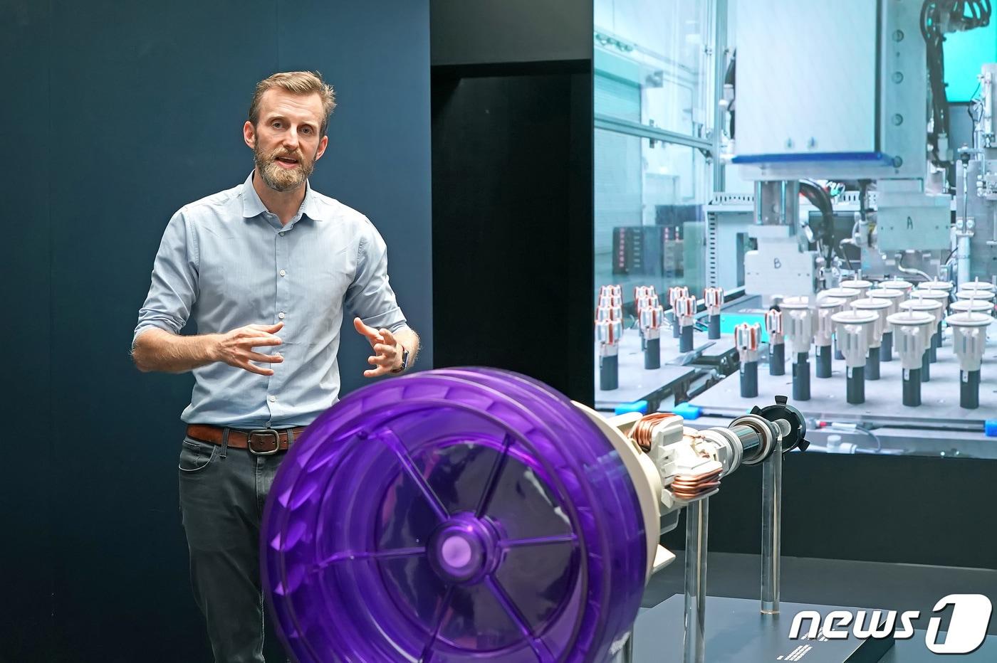 본문 이미지 - 찰리 파크 다이슨 무선청소기 사업부 총괄 부사장이 21일 서울 성수동 레이어 57에서 신제품 다이슨 Gen5 디텍트에 탑재된 다이슨의 새로운 5세대 하이퍼디미엄 Gen5 모터에 대해 설명하고 있다. 다이슨 Gen5 디텍트에 탑재된 하이퍼디미엄 모터는 V15 디텍트의 모터 대비 더 작고 빠르며 강력한 성능을 지녔다. (다이슨 제공) 2022.9.21/뉴스1