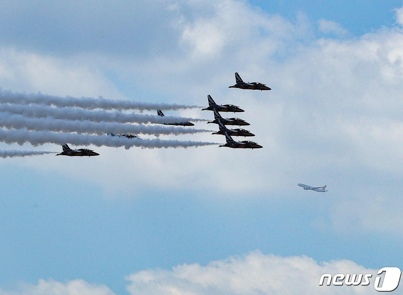 본문 이미지 - 공군 특수비행팀 &#39;블랙이글스&#39;가 21일 오후 서울 여의도한강공원 일대 상공에서 비행하고 있다. 2022.9.21/뉴스1 ⓒ News1 신웅수 기자