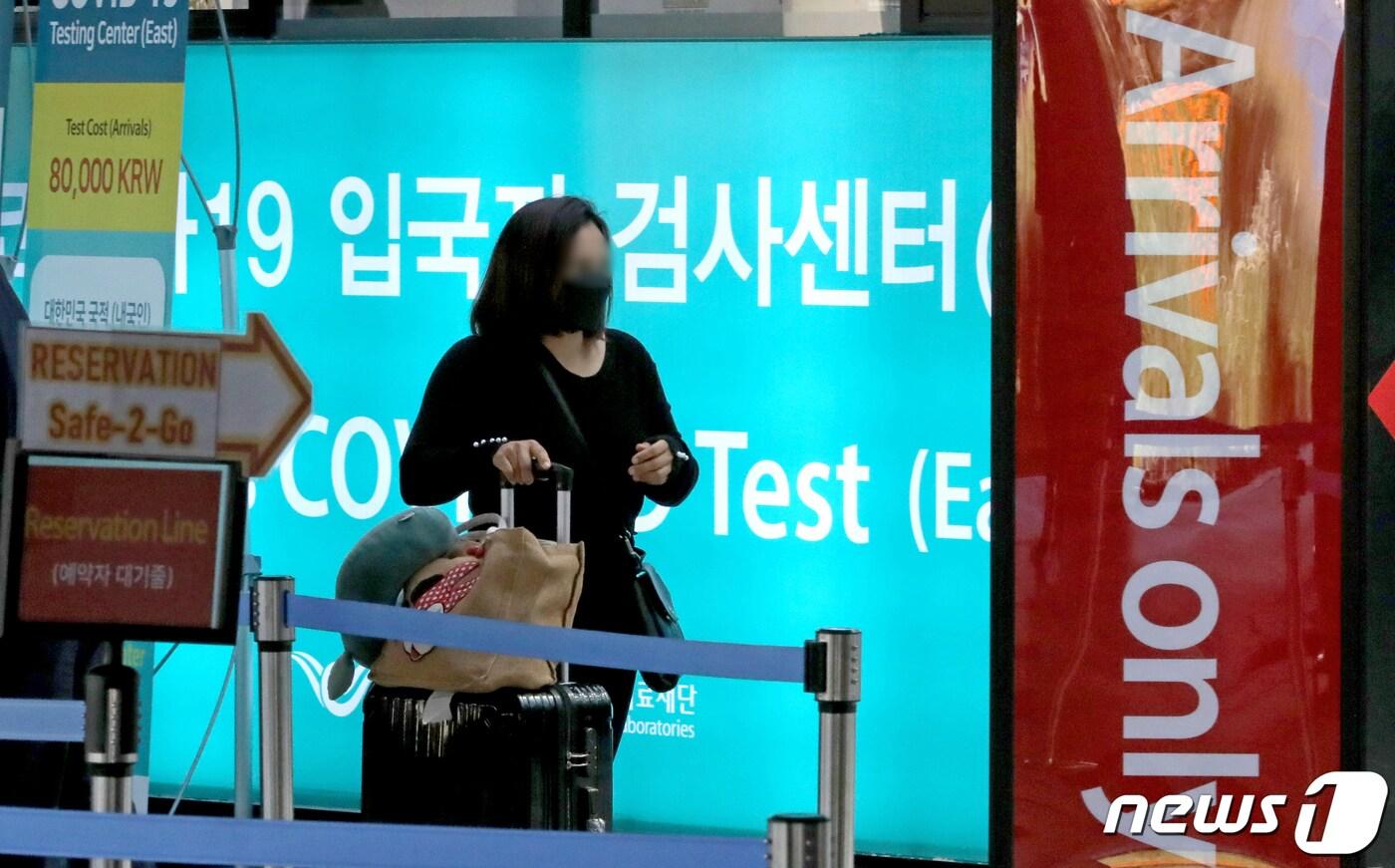 본문 이미지 - 해외 입국자들이 21일 인천국제공항 1터미널에서 신종 코로나바이러스 감염증(코로나19) 검사를 받기 위해 검사센터로 발걸음을 옮기고 있다. 정부가 최근 코로나19 유행 감소세와 오미크론 변이에 대응한 개량 백신이 도입됨에 따라 방역조치 완화를 논의 중이다. 방역당국은 '50인 이상 실외 행사·집회시 마스크 착용 의무'를 해제하는 한편 해외 입국자 대상 유전자증폭(PCR) 검사 폐지 방안 등을 검토하고 있다. 2022.9.21/뉴스 ⓒ News1 장수영 기자