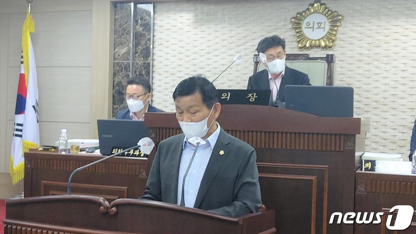 본문 이미지 - 5분 자유발언하는 송윤섭 옥천군의원. (옥천군의회 제공) 