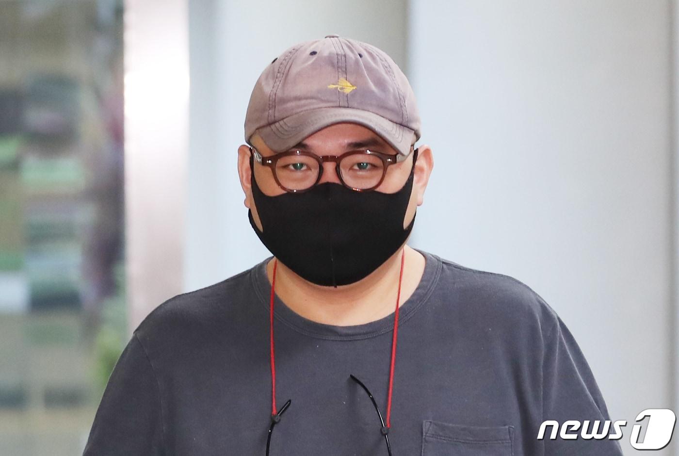 특수협박, 폭행 등 혐의로 기소된 정창욱 셰프가 21일 오후 서울 서초구 서울중앙지방법원에서 열린 1심 선고공판에 출석하고 있다. (공동취재) 2022.9.21/뉴스1 ⓒ News1 송원영 기자