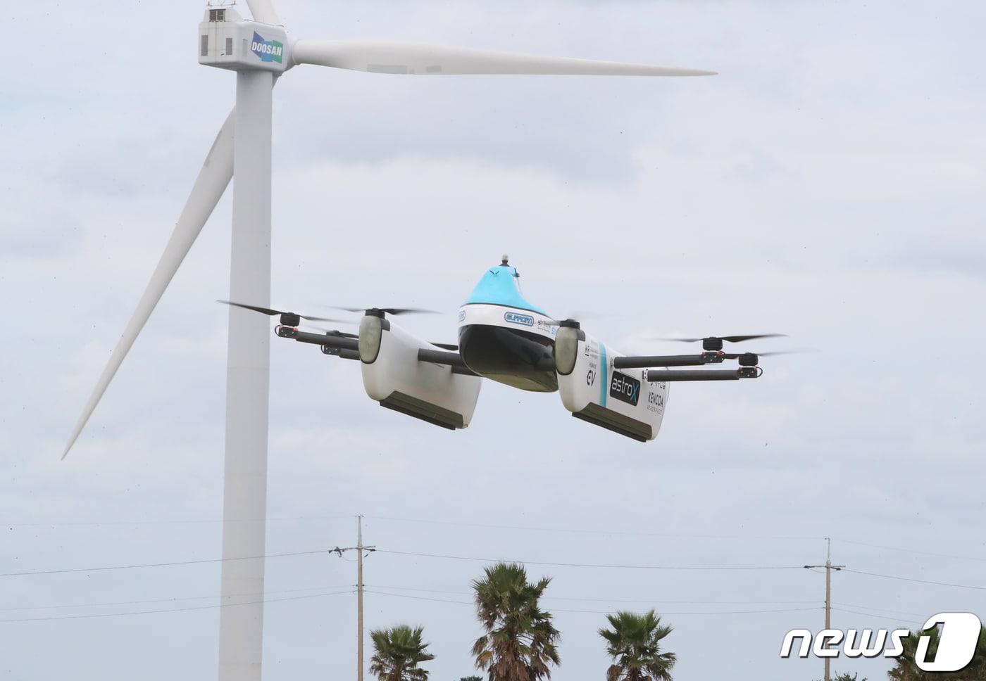 21일 오후 제주시 구좌읍 구좌종합운동장에서 열린 '제주 도심항공교통(UAM·Urban Air Mobility) 통합 실증 행사'에서 '드론 택시'로 불리는 UAM 비행체가 이륙해 비행하고 있다. 뉴스1 ⓒ News1 오현지 기자