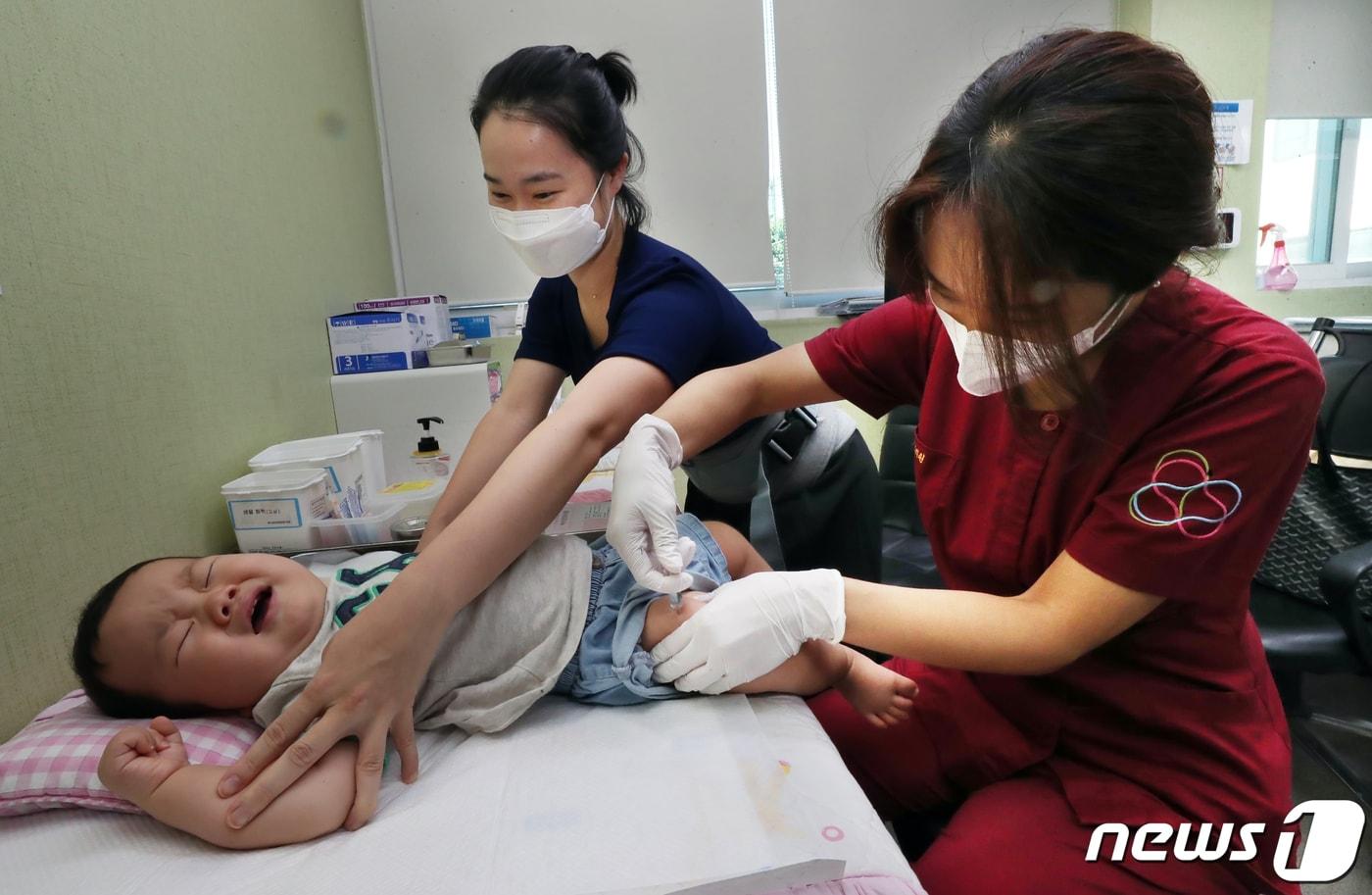 생후 6개월 이상 만 13세 이하 어린이 대상 독감(인플루엔자) 무료 예방접종이 시작된 21일 대전 중구에 위치한 병원에서 한 유아가 독감 접종을 받고 있다.2022.9.21/뉴스1 ⓒ News1 김기태 기자