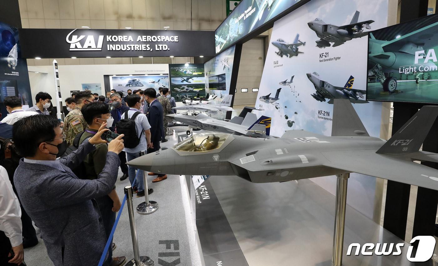 본문 이미지 - 21일 경기도 고양시 일산 킨텍스에서 열린 '대한민국 방위산업전 2022(DX KOREA 2022)'에서 관람객들이 전시를 둘러보고 있다. 대한민국 방위산업전은 국내 최대 규모의 지상무기 전시회로, 2014년부터 격년제로 개최하며 올해 5회째다. 2022.9.21/뉴스1 ⓒ News1 이동해 기자