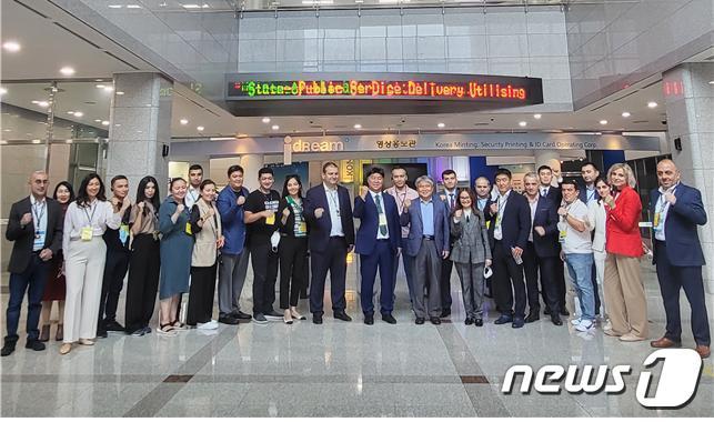 본문 이미지 - 신북방 7개국 고위공무원들이 ID본부 현장방문 후 기념촬영하는 모습.