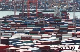 본문 이미지 - 부산 남구 부산항 용당부두에 컨테이너로 가득 쌓여있다. (뉴스1DB) ⓒ News1 김영훈 기자