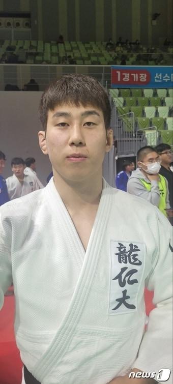 본문 이미지 - 전국체전 대학부 무제한급에서 울산시 첫 금메달을 딴 김재민.