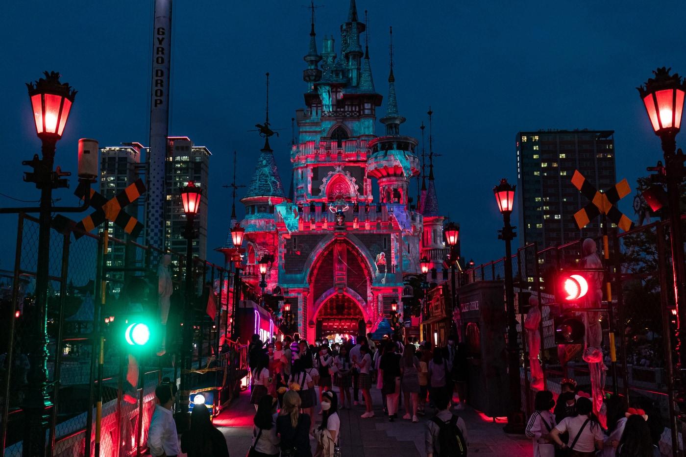 20일 오후 7시경, 할로윈 테마로 외벽이 꾸며진 롯데월드 매직 캐슬을 배경으로 교복 입은 사람들이 입장하고 있는 모습(롯데월드 제공)