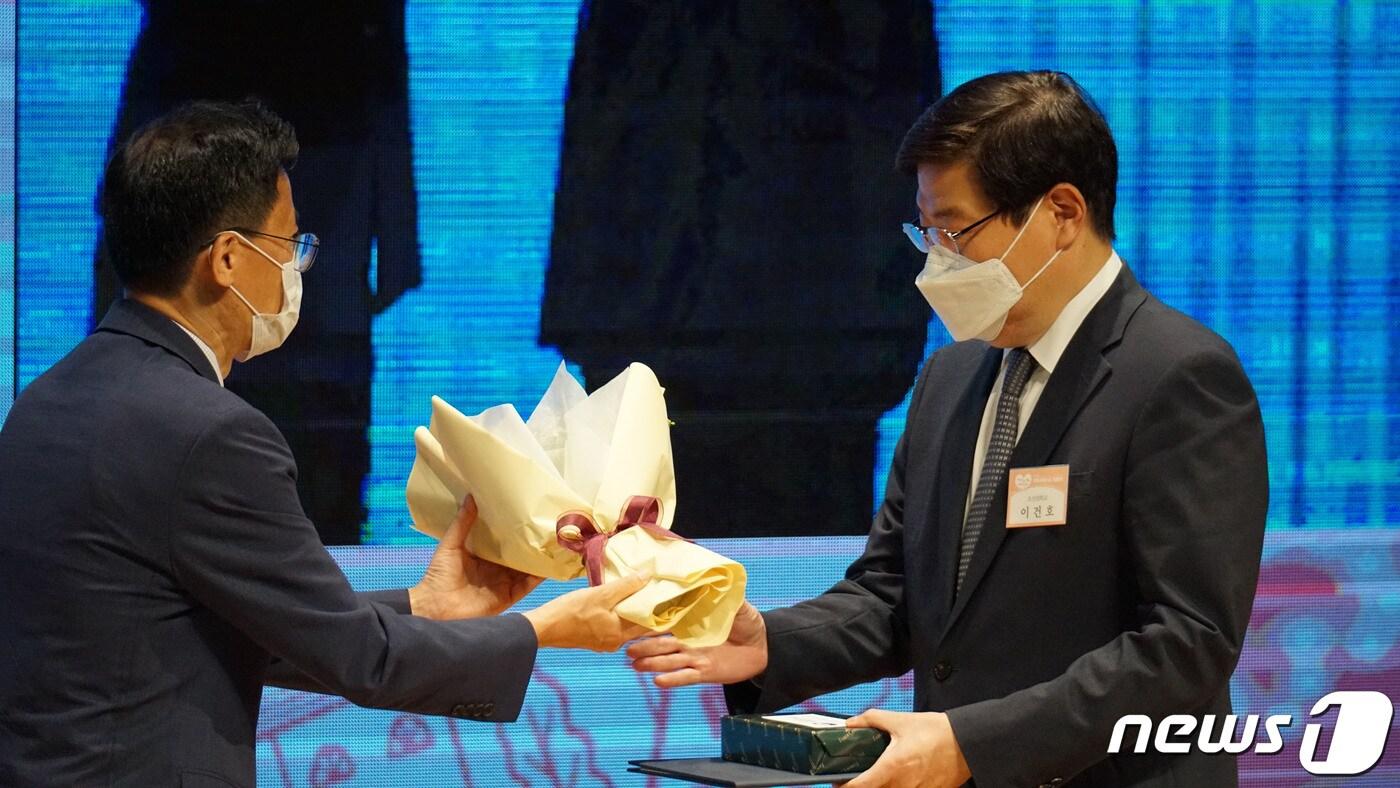 본문 이미지 - 이건호 조선대 의생명과학과 교수(광주치매코호트연구단장)가 21일 서울 코엑스 컨퍼런스룸에서 열린 제15회 치매극복의 날 기념행사에서 보건복지부 장관 표창을 받고 있다.(조선대 제공)2022.9.21/뉴스1 