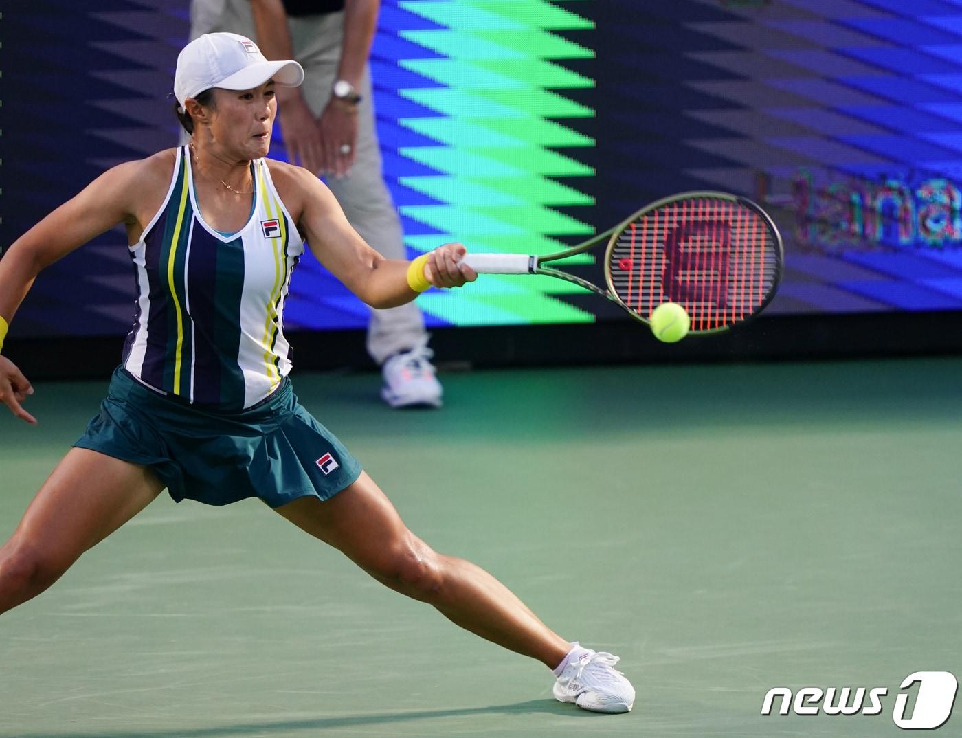 본문 이미지 - 한나래가 21일 서울 송파구 올림픽공원 테니스경기장에서 열린 2022 하나은행 WTA 투어 코리아오픈 단식 2회전에카테리나 알렉산드로바와의 경기에서 상대방 공을 받아내고 있다. (하나은행 코리아오픈 테니스대회 조직위 제공) 2022.9.21/뉴스1