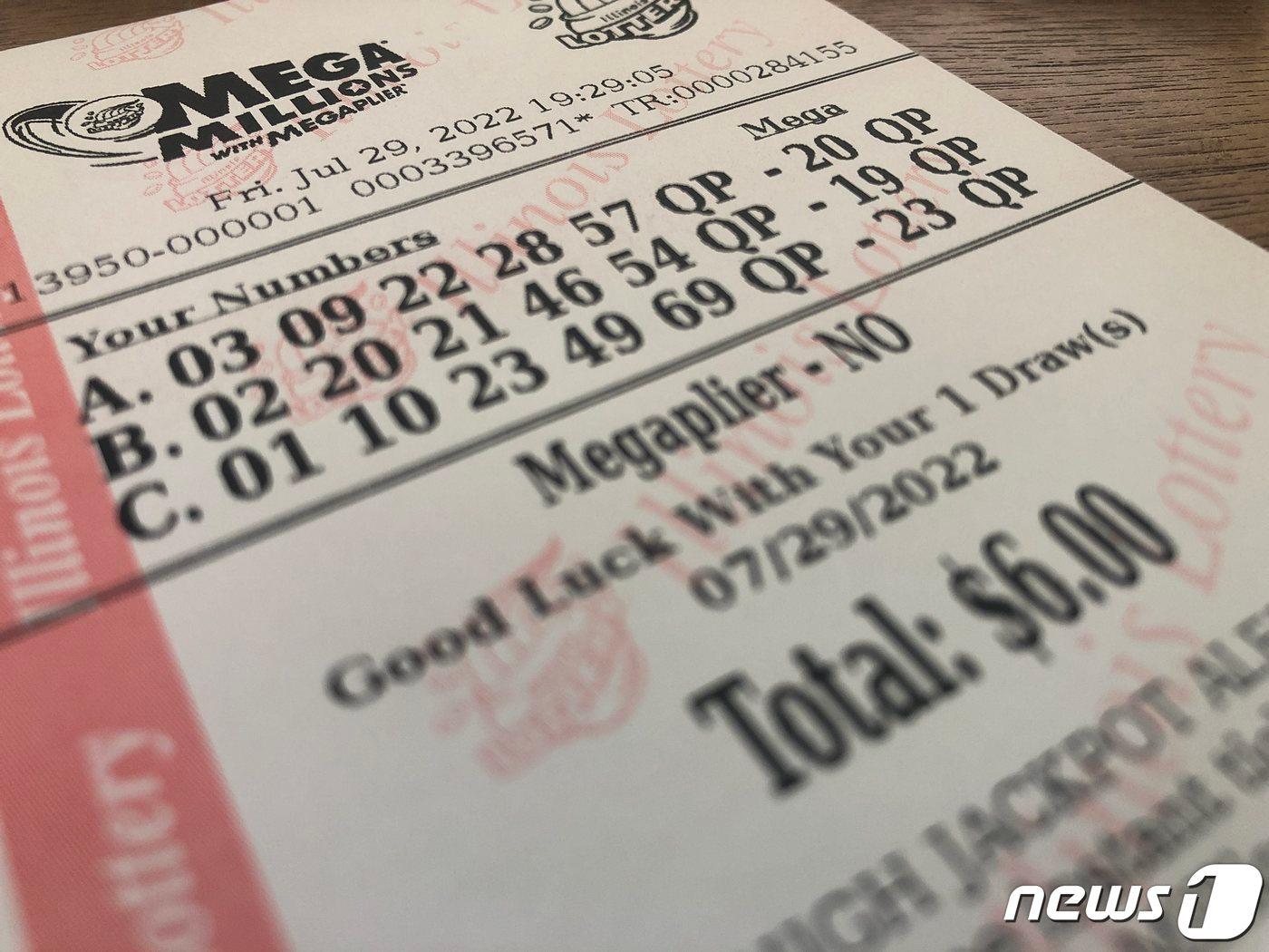 본문 이미지 - 13억 4,000만 달러 일리노이 메가 밀리언 잭팟 당첨자가 마침내 모습을 드러냈다. 복권 당첨 8주 만이다. ⓒ 박영주