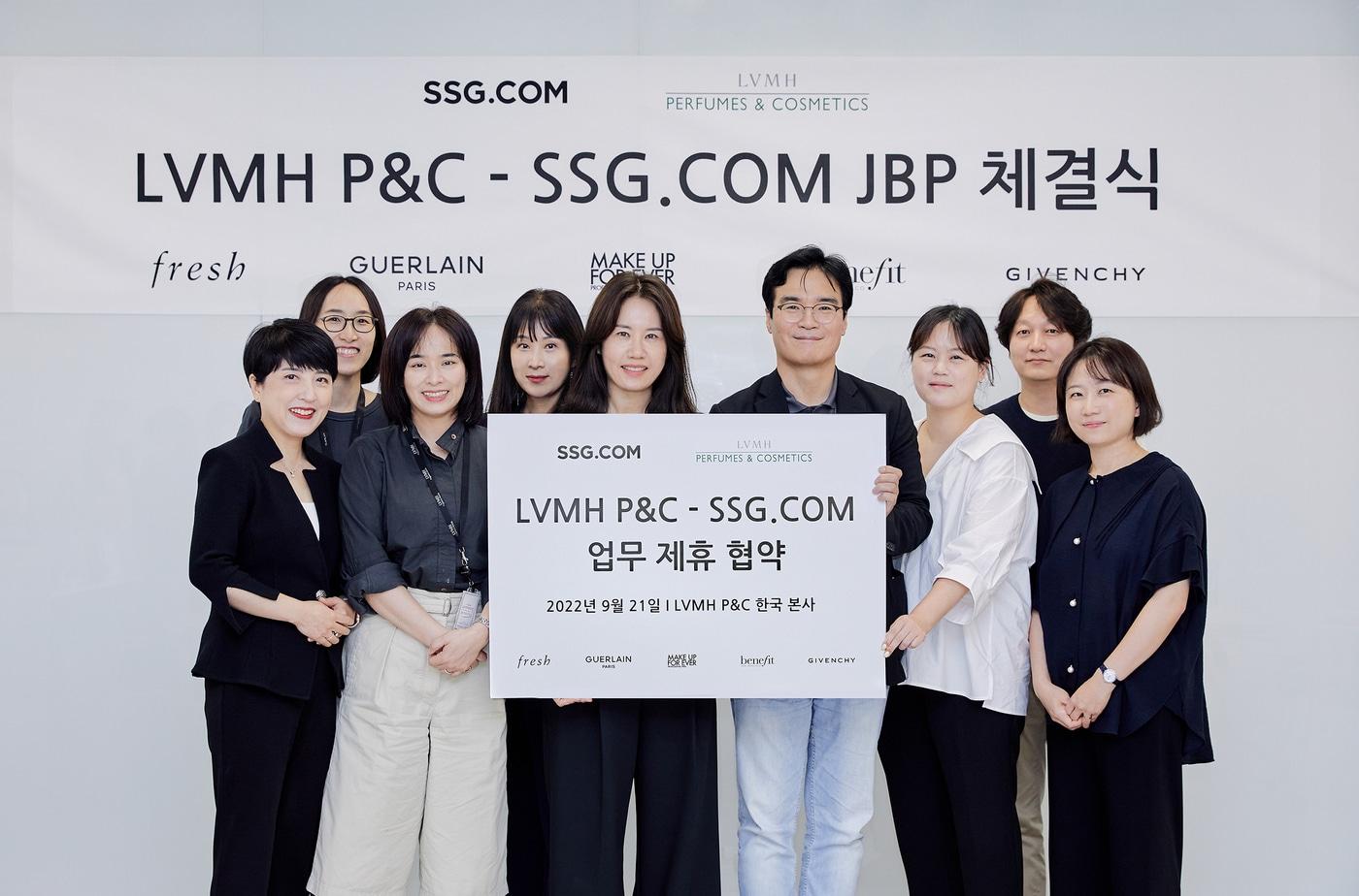본문 이미지 - SSG닷컴 LVMH P&C 관계자들이 업무협약 체결 후 기념사진을 촬영하고 있는 모습(SSG닷컴 제공).