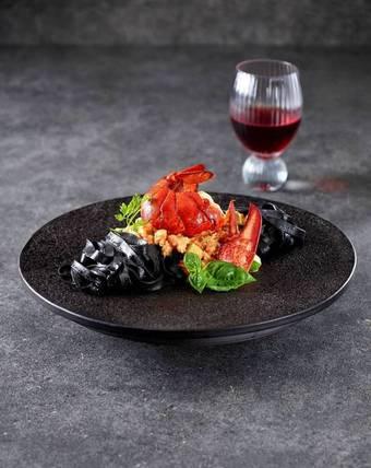 본문 이미지 - 오징어 먹물 페투치네 로브스타 파스타(파라다이스 호텔 부산 제공)