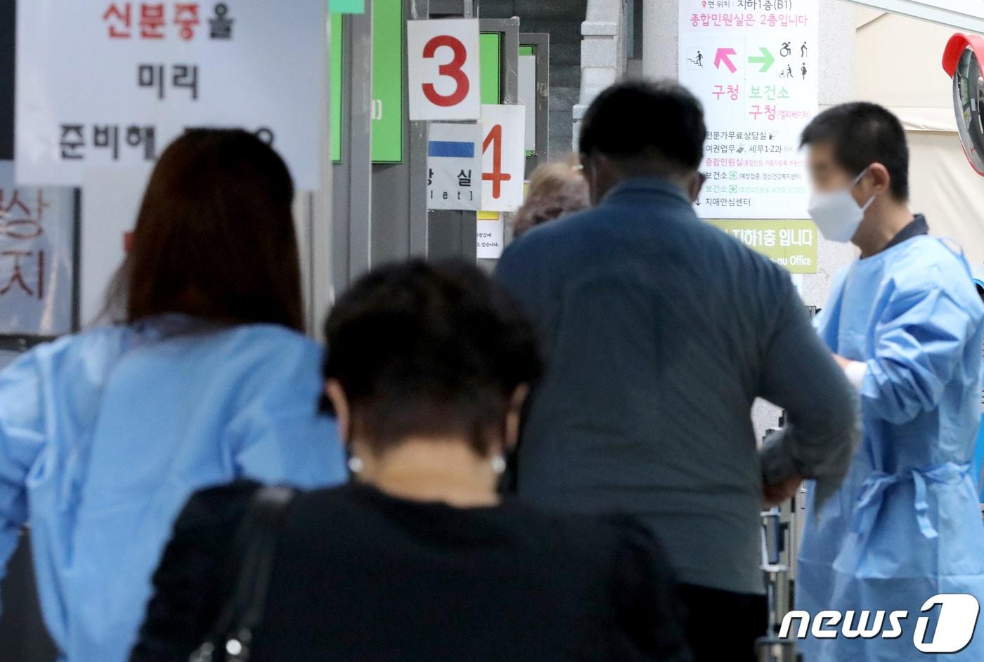 본문 이미지 - 충북 청주시 보건소는 신종 코로나바이러스 감염증(코로나19) 확진자들의 외출허용 범위를 확대한다.(사진은 기사 내용과 무관함) / 뉴스1 ⓒ News1