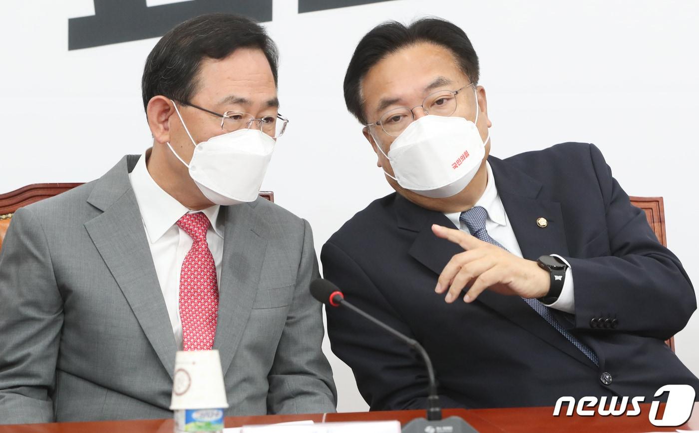 정진석 국민의힘 비상대책위원장과 주호영 원내대표가 22일 서울 여의도 국회에서 열린 비상대책위원회의에서 대화하고 있다. 2022.9.22/뉴스1 ⓒ News1 허경 기자