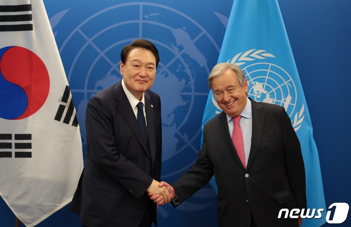 윤석열 대통령이 20일(현지시간) 미국 뉴욕 유엔사무국에서 열린 안토니우 구테흐스 유엔 사무총장과의 면담에 앞서 기념 촬영을 하고 있다. (대통령실 제공) 2022.9.22/뉴스1 ⓒ News1 오대일 기자
