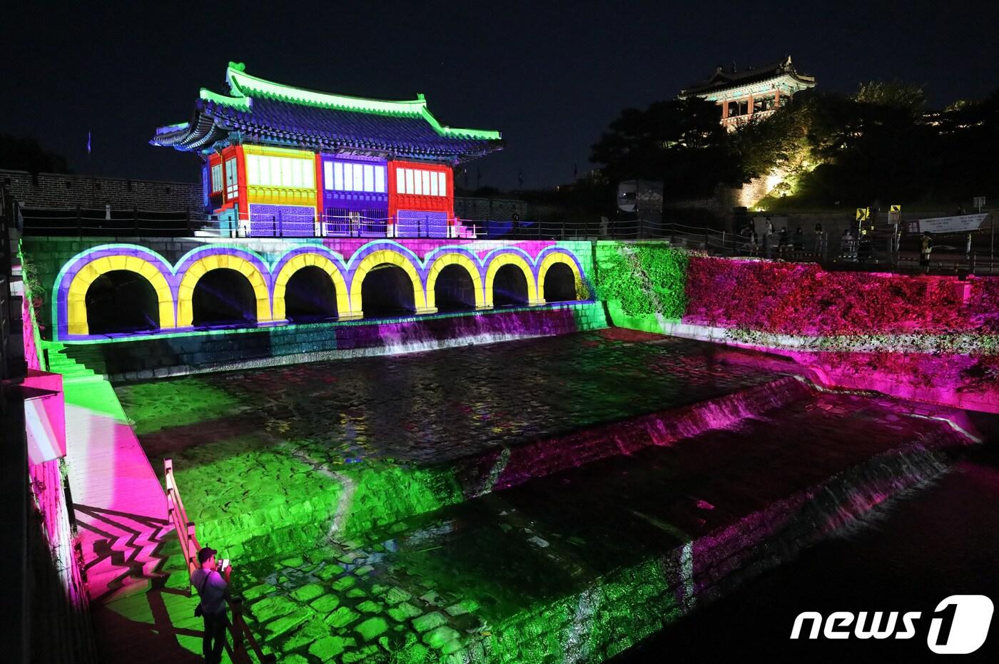 본문 이미지 - 지난 9월21일 경기 수원시 팔달구 수원화성 화홍문에서 진행된 '2022 수원화성 미디어아트쇼' 리허설 모습. (뉴스1 DB) /뉴스1 ⓒ News1 김영운 기자