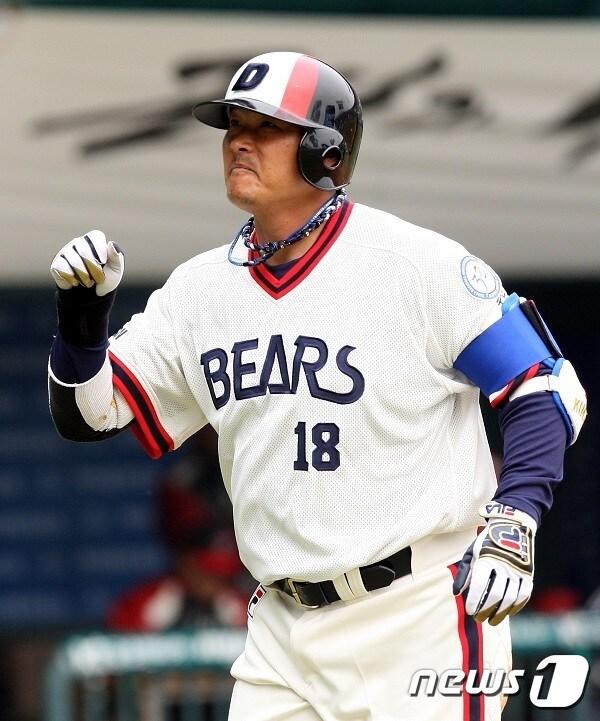 본문 이미지 - 두산 베어스 시절 김동주. (두산 제공)