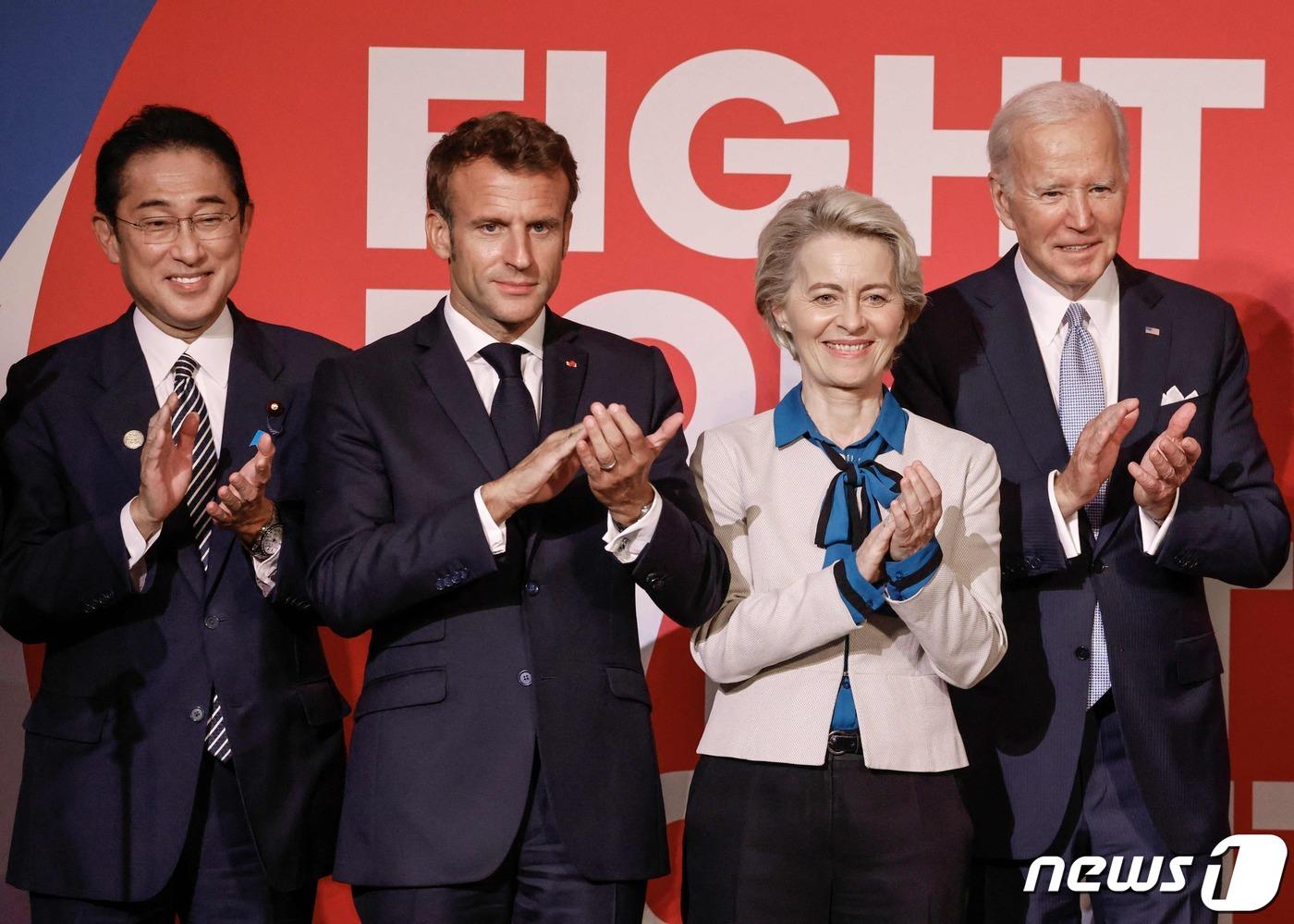 본문 이미지 - 조 바이든 미국 대통령과 에마뉘엘 마크롱 프랑스 대통령, 기시다 후미오 일본 총리, 우르줄라 폰데어라이엔 EU 집행위원장이 21일(현지시간) 뉴욕에서 에이즈·결핵·말라리아 등 감염병 퇴치 기금 마련을 위한 글로벌 펀드 7차 재정 조달 회의서 박수를 치고 있다. ⓒ AFP=뉴스1 ⓒ News1 우동명 기자