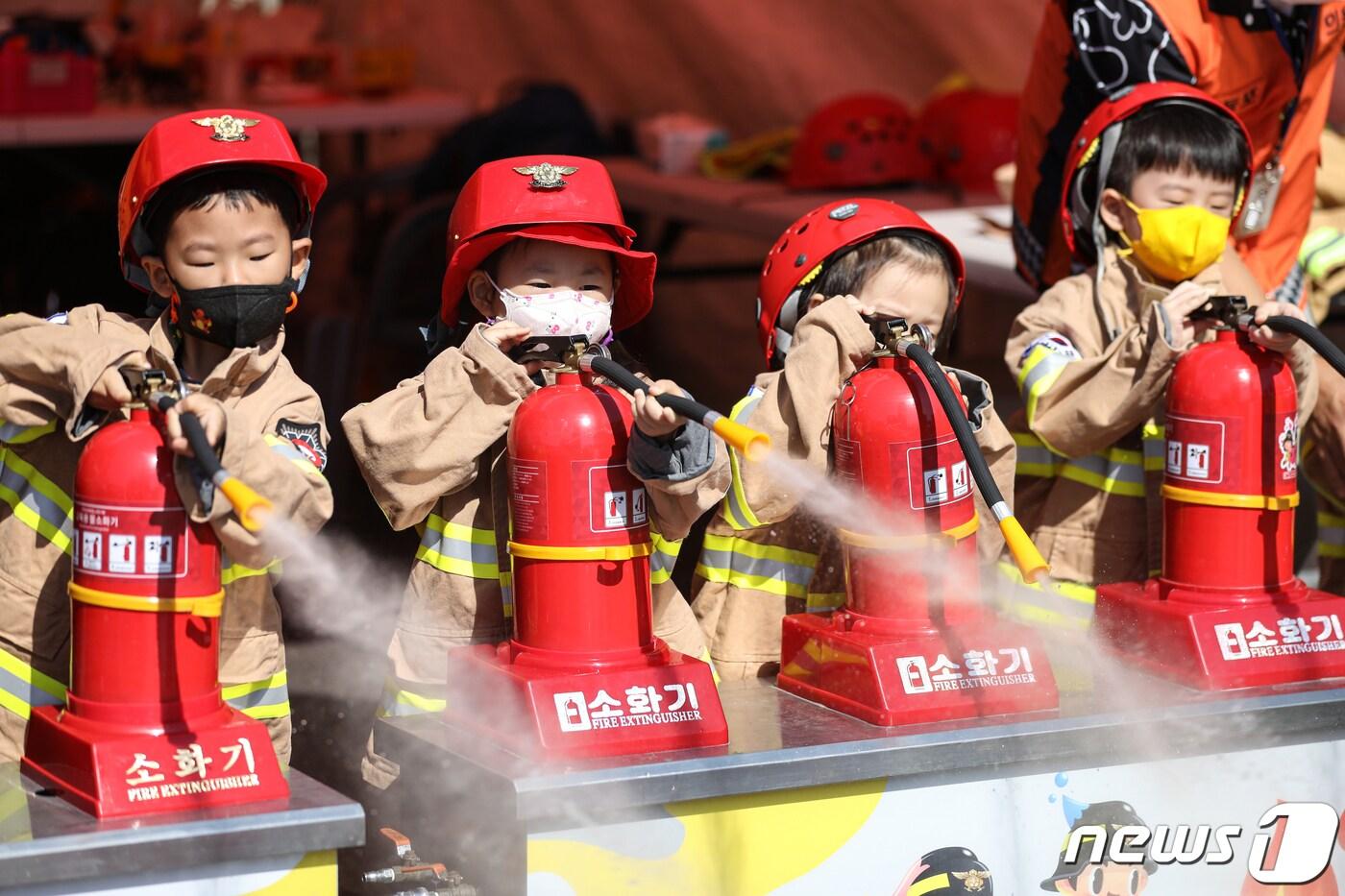 서울 영등포구 여의도공원 문화의마당에서 지난 9월22일 열린 '2022 서울안전 한마당'에서 어린이들이 소화기 체험을 하고 있다. /뉴스1 ⓒ News1 이승배 기자