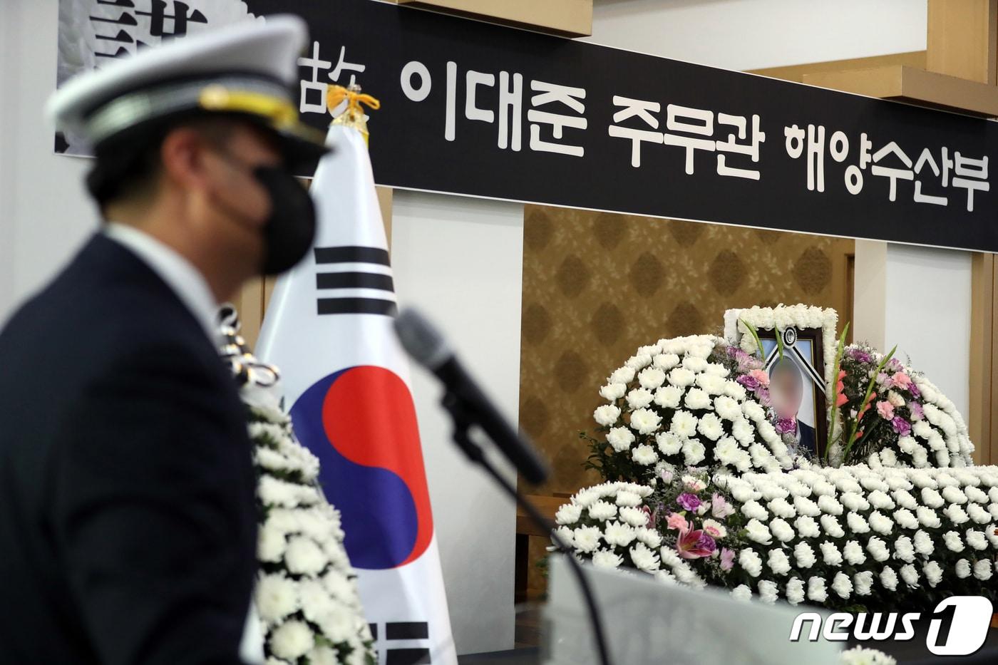 본문 이미지 - 22일 오전 전남 목포 한 장례식장에서 북한국에 피격돼 사망한 해양수산부 고 이대준 주무관의 영결식이 거행되고 있다. 2022.9.22/뉴스1 ⓒ News1 정다움 기자