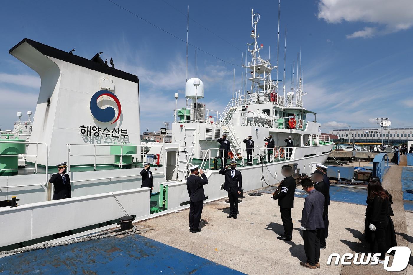 본문 이미지 - 22일 낮 전남 목포시 서해어업관리단 부두에서 북한군에 피격된 고 이대준 해양수산부 주무관 추모 노제가 진행되고 있다. 2022.9.22/뉴스1 ⓒ News1 정다움 기자