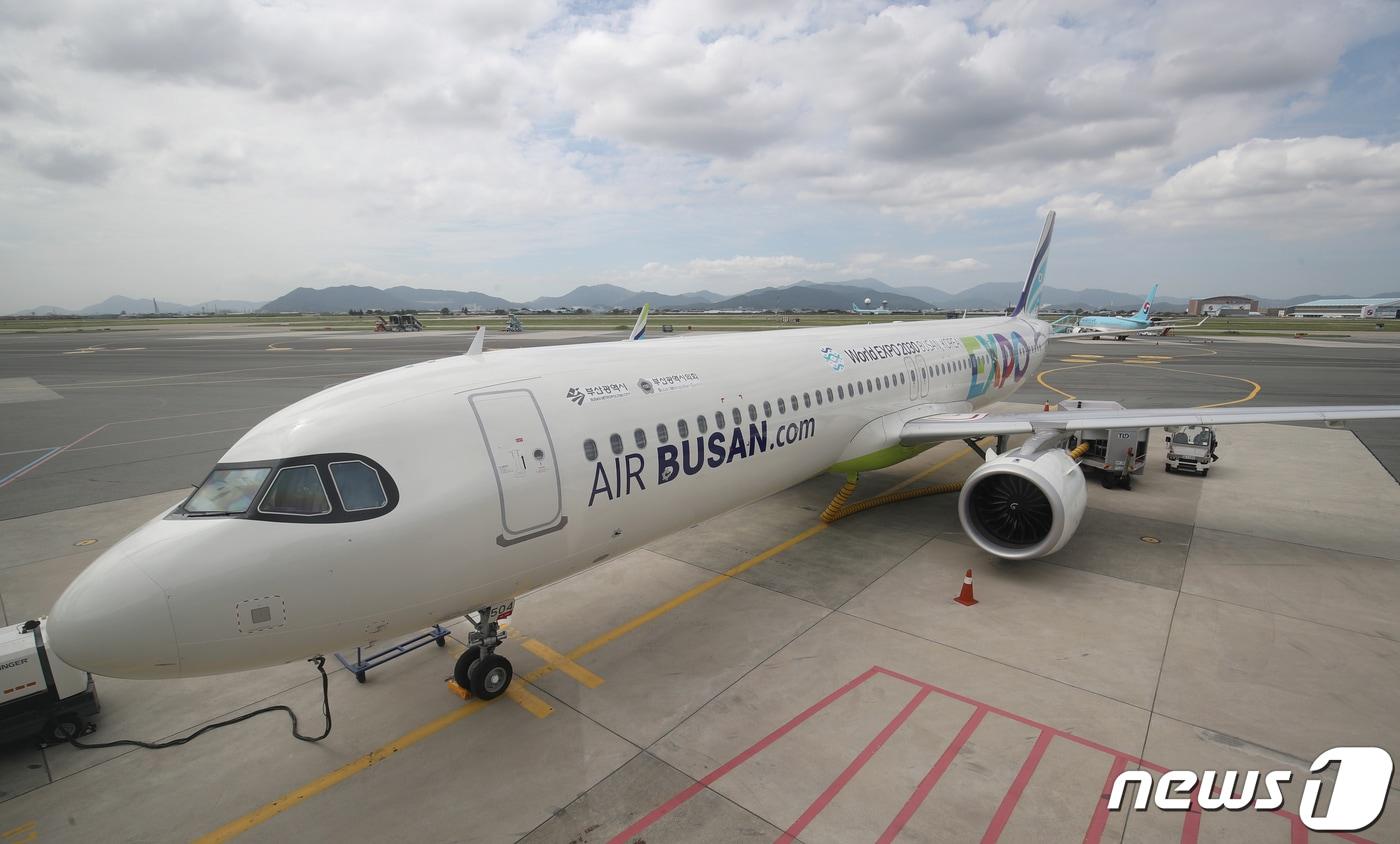 부산 강서구 김해국제공항에서 2030부산세계박람회 유치를 염원하는 내용이 랩핑 된 에어부산 여객기가 공개되고 있다. 2022.9.22/뉴스1 ⓒ News1 김영훈 기자