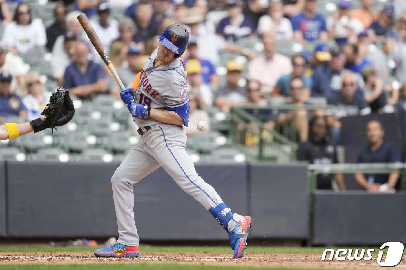 뉴욕 메츠 마크 칸하가 밀워키 브루어스전에서 투수가 던진 공에 맞고 있다. ⓒ AFP=뉴스1