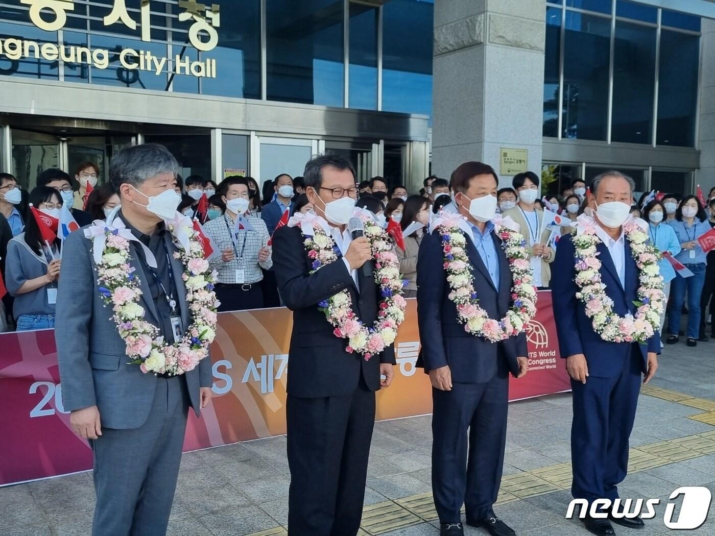 본문 이미지 - 김홍규 강원 강릉시장이 22일 오후 강릉시청 앞에서 열린 2026 ITS 세계총회 유치기념 행사에서 인사말을 하고 있다. 2022.9.22/뉴스1 ⓒ News1 윤왕근 기자