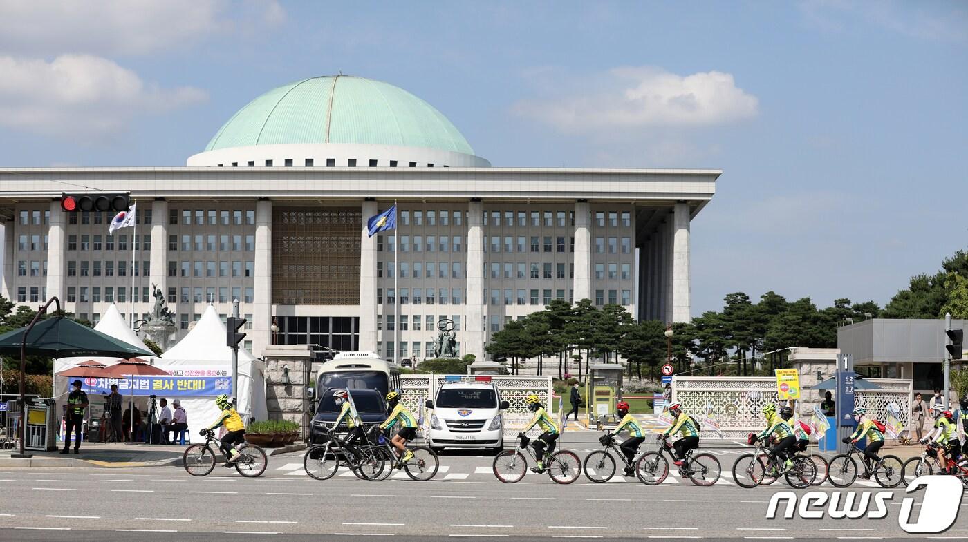 서울 승용차 없는 날(주간) 조직위원회 소속녹색자전거봉사단연합과 한국자전거단체협의회 구성원들이 22일 오후 서울 영등포구 여의도 국회의사당 앞에서 '2022 서울 승용차 없는 날' 기념캠페인을 전개하고 있다. 2022.9.22/뉴스1 ⓒ News1 이승배 기자