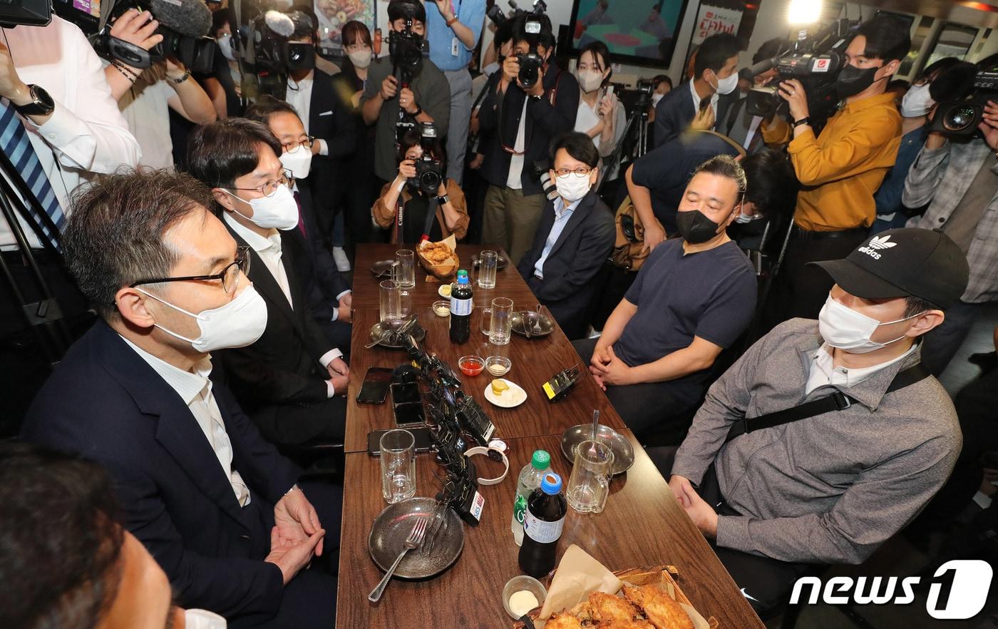 한기정 공정거래위원장(왼쪽)이 22일 오후 서울 중구 한 치킨집을 방문해 배달의민족, 요기요, 쿠팡이츠 등 배달 플랫폼 업계 대표 및 요식업 업주들과 간담회를 하고 있다. 2022.9.22/뉴스1 ⓒ News1 박세연 기자