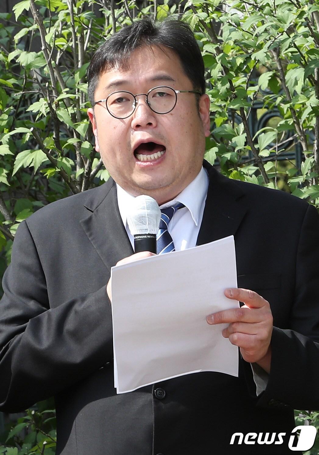 본문 이미지 - 김용민 평화나무 이사장이 22일 서울 서초구 서울중앙지방검찰청 앞에서 윤석열, "김건희 구약성경 다 외운다＂ 허위사실공표죄 고발 기자회견을 진행하고 있다. 2022.9.22/뉴스1 ⓒ News1 이성철 기자