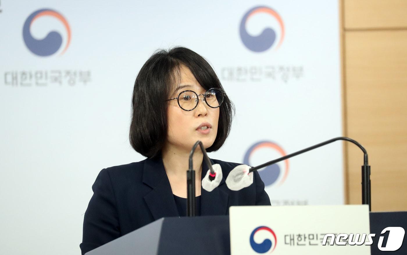 본문 이미지 - 정선화 환경부 자원순화국장이 22일 오후 서울 종로구 세종대로 정부서울청사에서 1회용 컵 보증금제, 12월 2일부터 세종·제주 첫 시행 관련 브리핑을 하고 있다. 2022.9.22 ⓒ 뉴스1 김명섭 기자