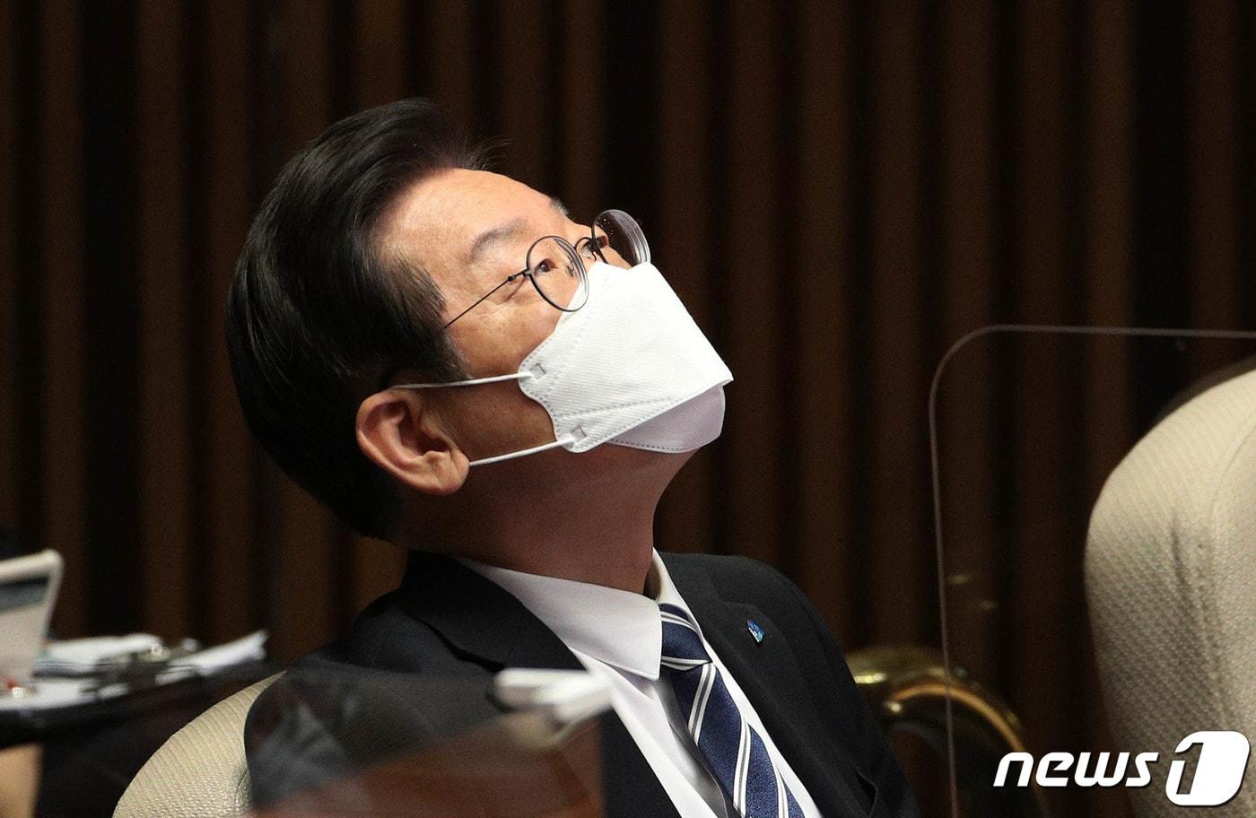 본문 이미지 - 이재명 더불어민주당 대표가 22일 오후 서울 여의도 국회에서 열린 본회의 교육·사회·문화 분야 대정부 질문에서 잠시 생각에 잠겨 있다. (공동취재) 2022.9.22/뉴스1 ⓒ News1 이재명 기자