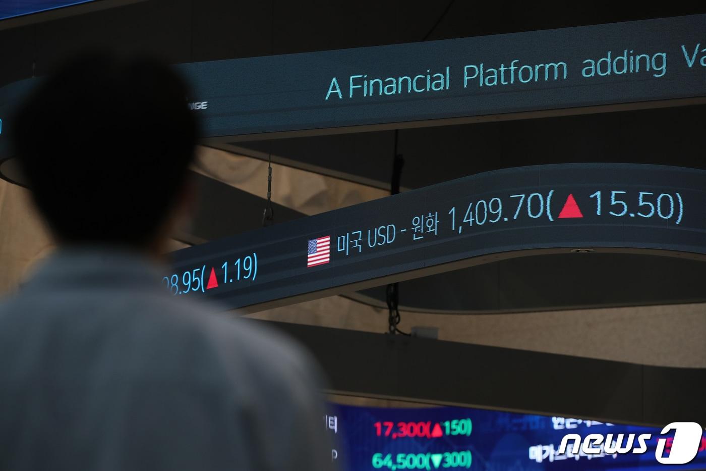 환율이 1400원을 넘어선 지난해 9월 한국거래소 전광판. 2022.9.22/뉴스1