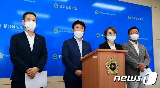 본문 이미지 - 더불어민주당 경남도의원들이 22일 도의회 프레스센터에서 기자회견을 열고 경남도의 부울경 특별연합 탈퇴를 반대하고 있다. (경남도의회 제공)