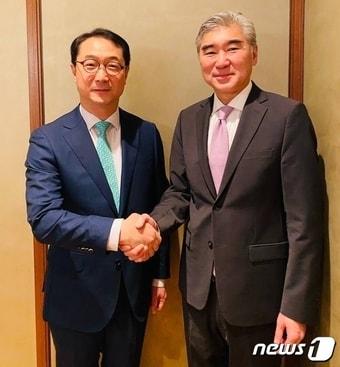 본문 이미지 - 김건 한반도평화교섭본부장과 성 김 미 국무부 대북특별대표. 사진은 외교부 제공.