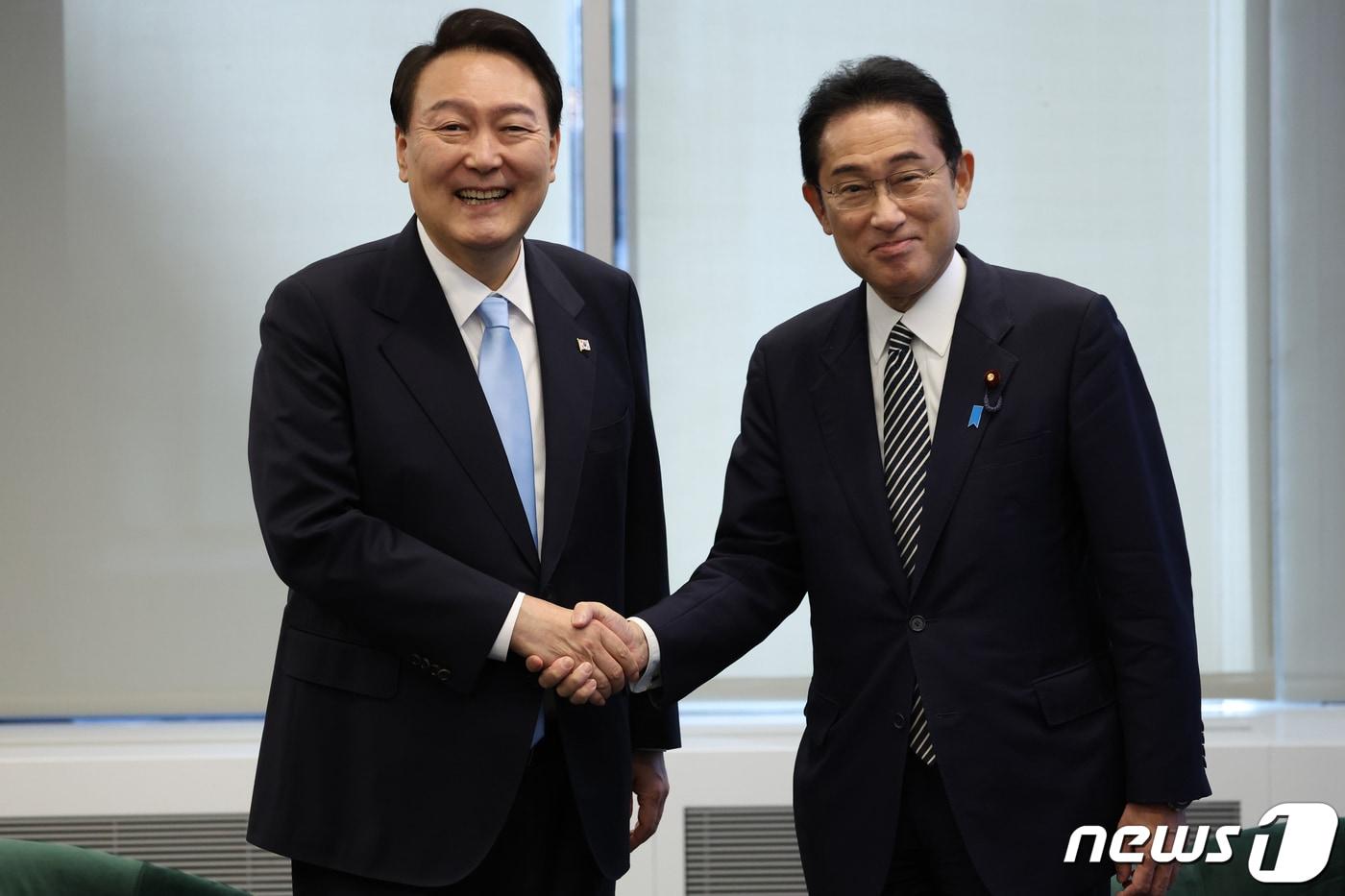 본문 이미지 - 윤석열 대통령과 기시다 후미오 일본 총리가 21일(현지시간) 미국 뉴욕의 한 컨퍼런스 빌딩에서 열린 약식회담에 앞서 기념 촬영을 하고 있다. (대통령실 제공) 2022.9.23/뉴스1 ⓒ News1 오대일 기자