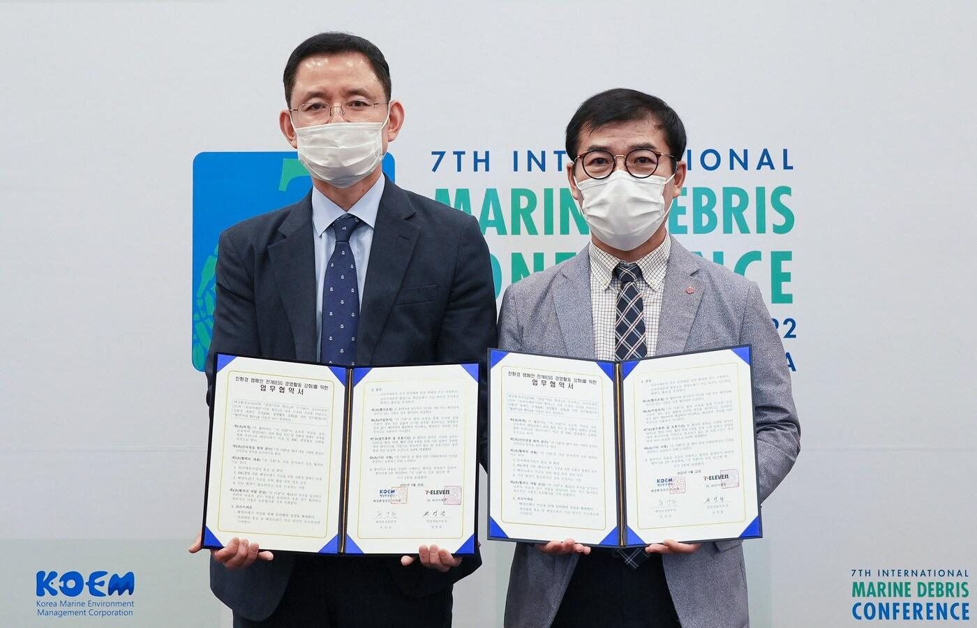 (왼쪽)유상준 해양환경공단 해양보전본부장과 권영광 세븐일레븐 영업개발5부문장이 기념 촬영을 하는 모습(세븐일레븐 제공).